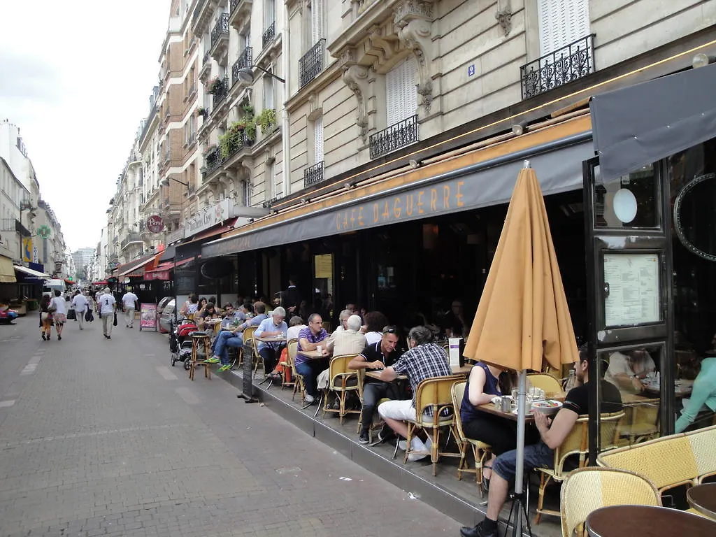 Almeria Garden Apartment Paris